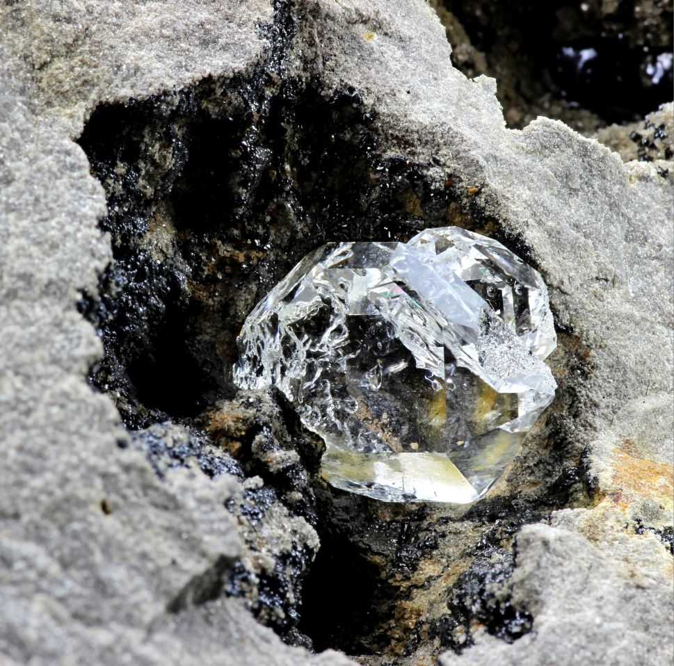 Diament osadzony skale