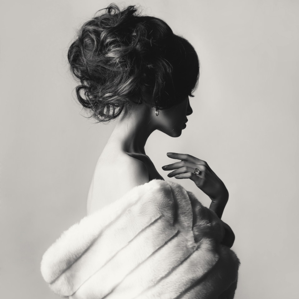 czarno białe zdjęcie kobiety w futrze